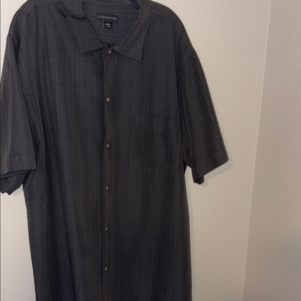 Covington Men's Short-Sleeve Button-Down Shirt in Charcoal